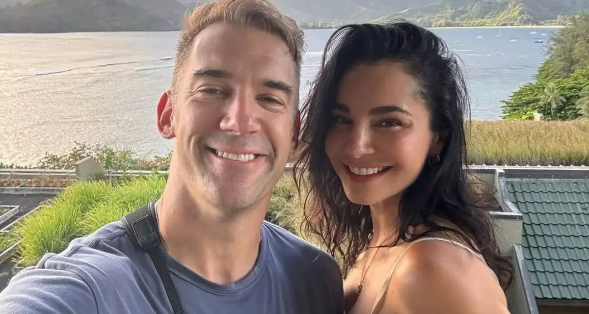 Martha Higareda presume su baby bump por primera vez en redes sociales