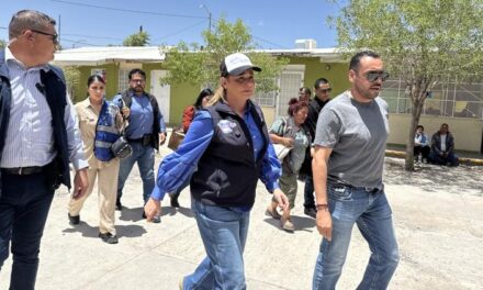 Maru Campos entrega apoyos a familias afectadas por lluvias en Ciudad Juárez