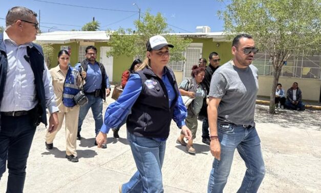 Maru Campos entrega apoyos a familias afectadas por lluvias en Ciudad Juárez