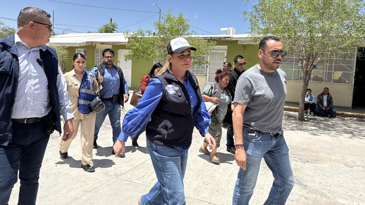 Maru Campos entrega apoyos a familias afectadas por lluvias en Ciudad Juárez