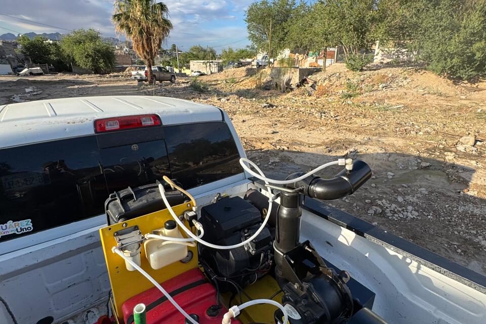¡Adiós a los moscos! Nebulizan colonias del poniente de Juárez ante lluvias y plagas