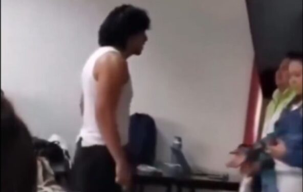 “¡Vuélvete a burlar de mí!” Estudiante golpea brutalmente a su maestro en universidad de Hidalgo
