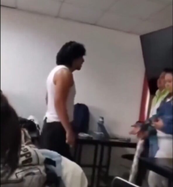 “¡Vuélvete a burlar de mí!” Estudiante golpea brutalmente a su maestro en universidad de Hidalgo