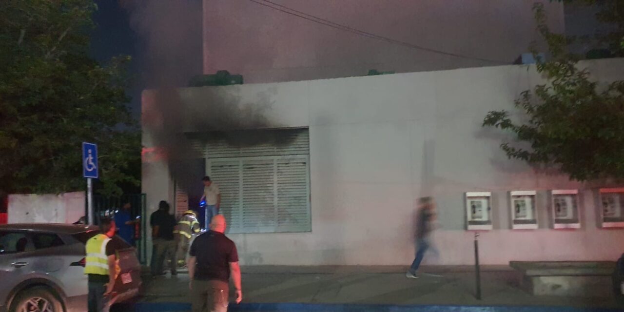 Controlan incendio en clínica del IMSS #6; evacuan a pacientes y personal por concentración de humo