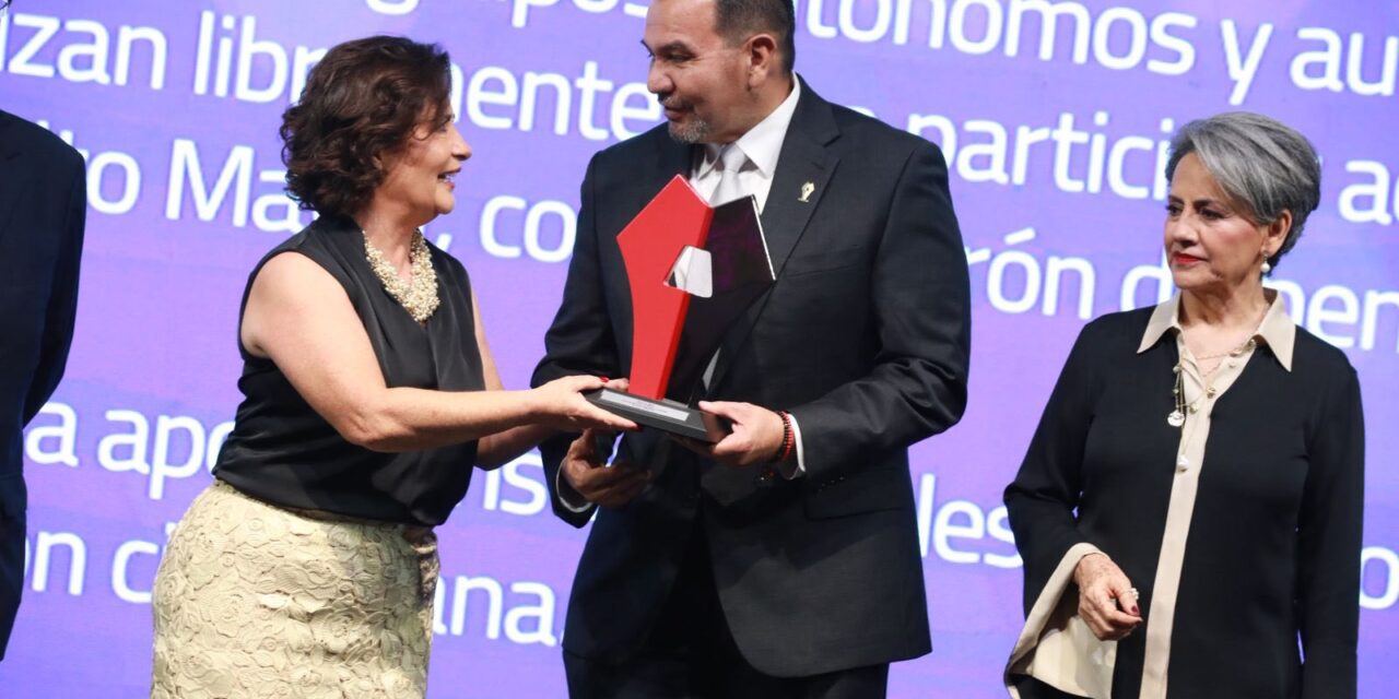 Reconocen en Ciudad de México labor de Juárez a favor de los adultos mayores
