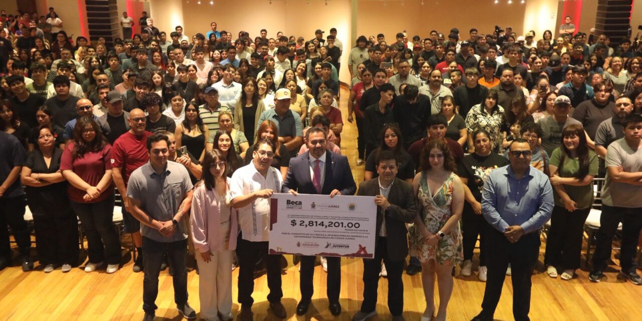 Entrega alcalde a jóvenes Becas de Acceso a la Universidad