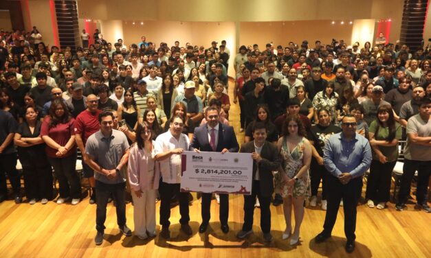 Entrega alcalde a jóvenes Becas de Acceso a la Universidad