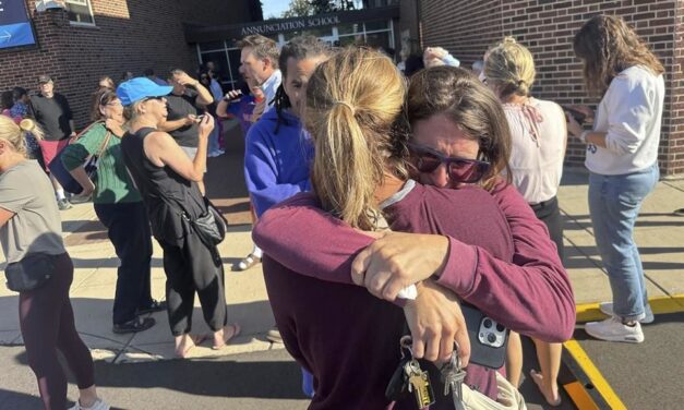 Horror en Minneapolis: tiroteo en escuela católica deja 2 niños muertos y 17 heridos en plena misa
