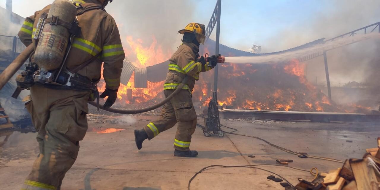 Fuerte incendio en recicladora de Ciudad Juárez moviliza a más de 30 bomberos