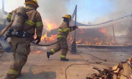 Fuerte incendio en recicladora de Ciudad Juárez moviliza a más de 30 bomberos