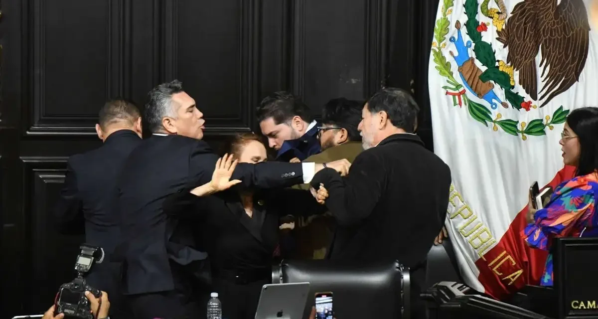 Trifulca en la Comisión Permanente: acusan a Alejandro Moreno de agredir a Noroña y a colaborador
