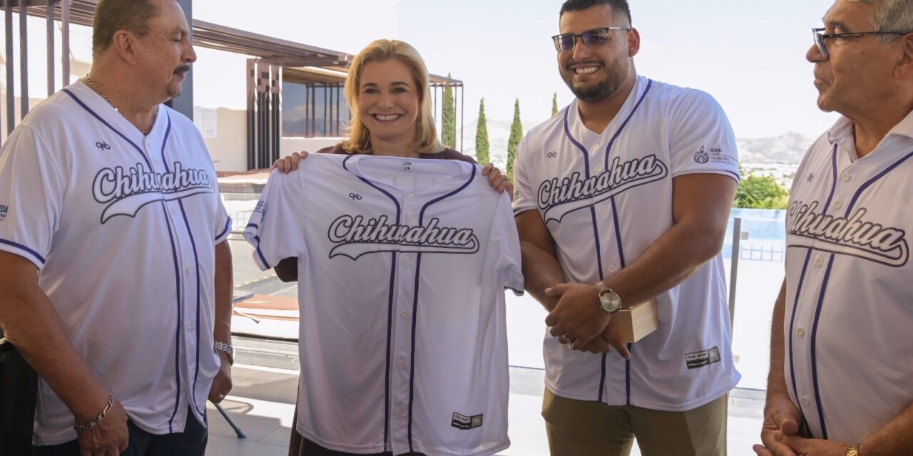 Maru Campos felicita a Uziel Muñoz por su actuación en el Mundial de Altetismo 2025
