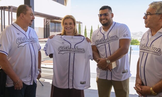 Maru Campos felicita a Uziel Muñoz por su actuación en el Mundial de Altetismo 2025