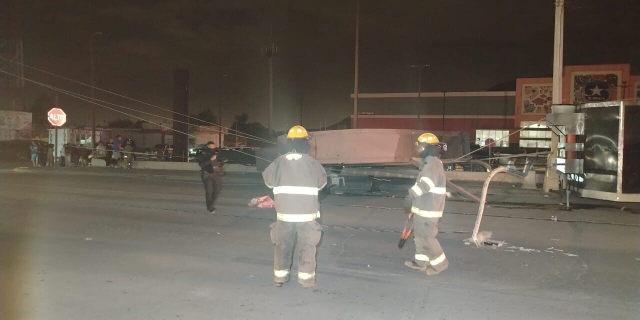 Mujer resulta lesionada tras caída de anuncio en Ciudad Juárez
