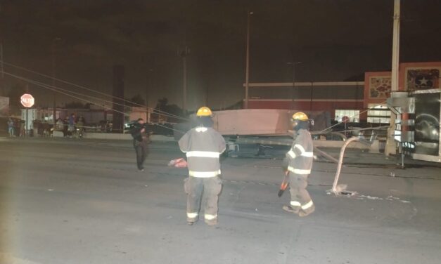 Mujer resulta lesionada tras caída de anuncio en Ciudad Juárez