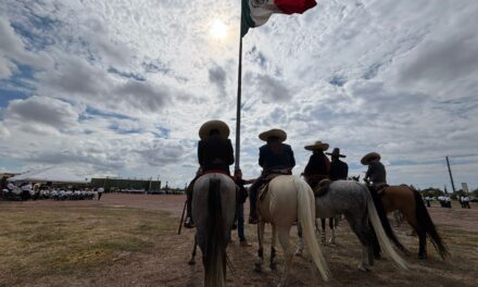 Encabeza alcalde izamiento de bandera por el mes patrio