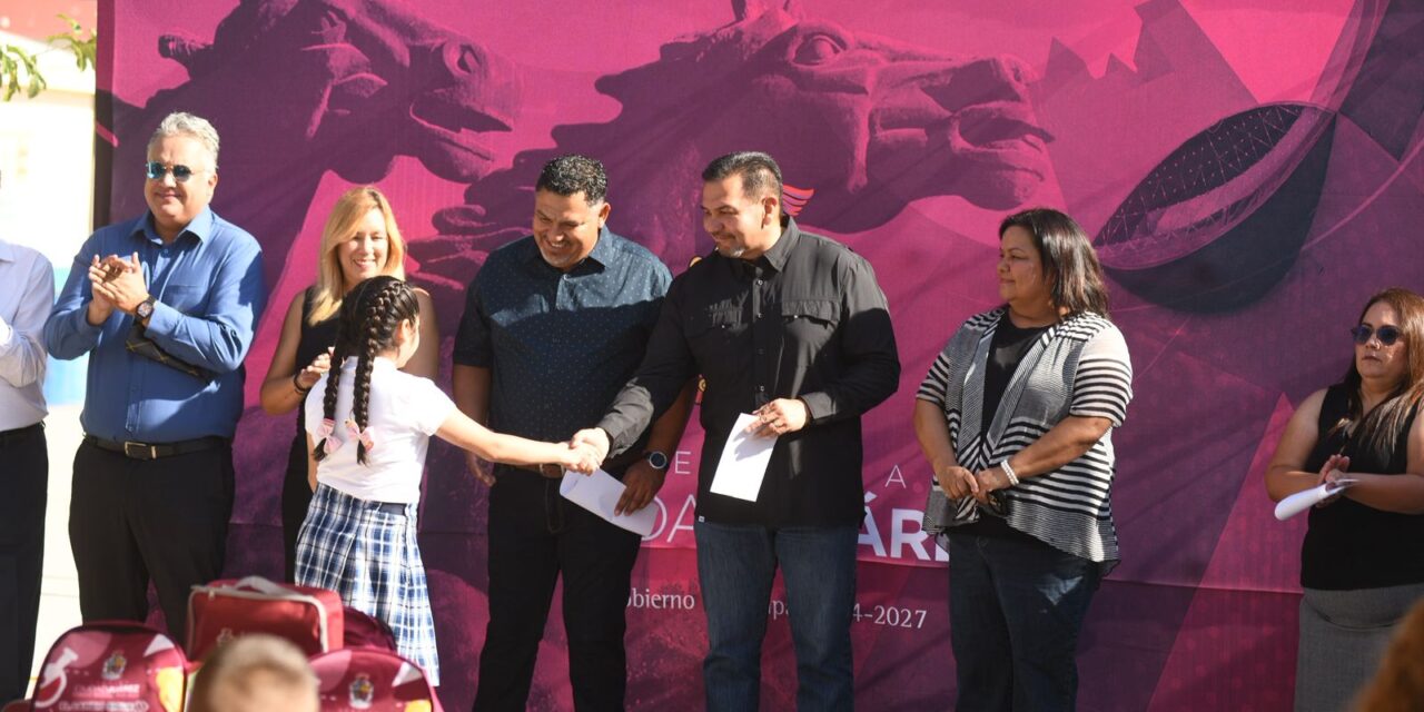 Alcalde Pérez Cuéllar entrega mochilas en la Escuela Club de Leones