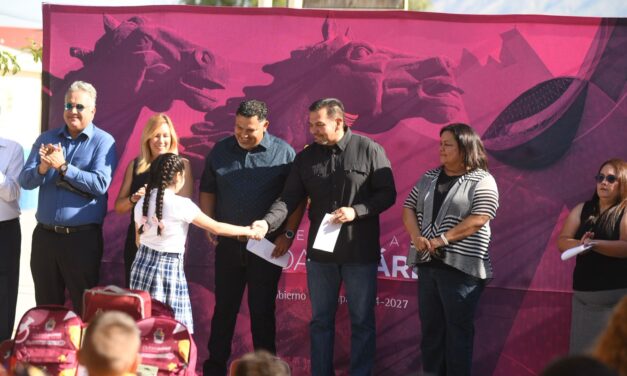 Alcalde Pérez Cuéllar entrega mochilas en la Escuela Club de Leones