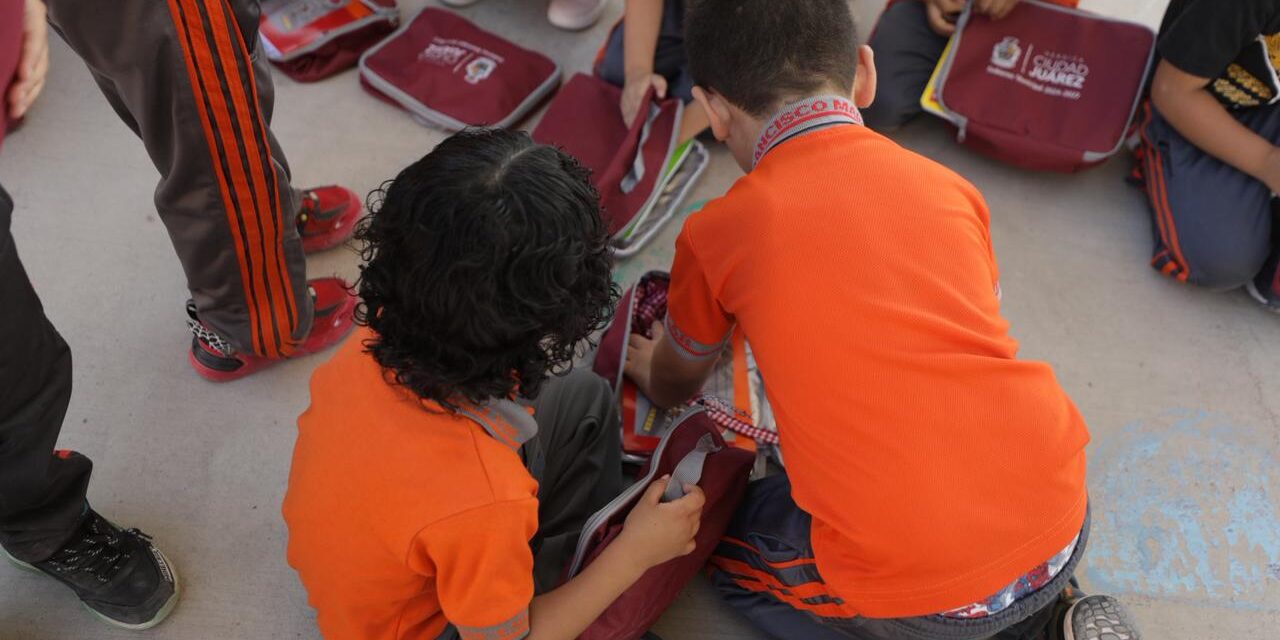 Entrega Comunicación Social mochilas y loncheras en la Cruzada por la Educación