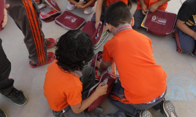 Entrega Comunicación Social mochilas y loncheras en la Cruzada por la Educación
