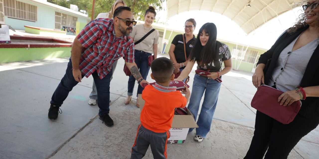 Entrega Comunicación Social mochilas y loncheras en la Cruzada por la Educación