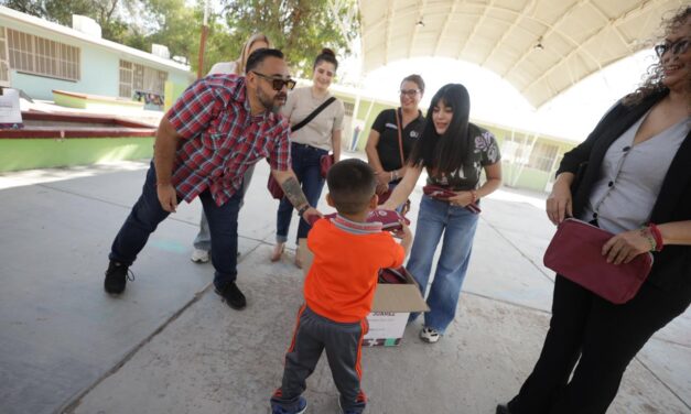 Entrega Comunicación Social mochilas y loncheras en la Cruzada por la Educación
