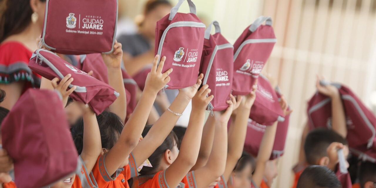 Entrega Comunicación Social mochilas y loncheras en la Cruzada por la Educación