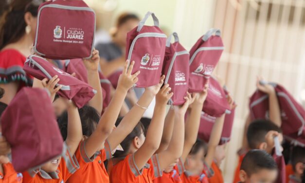 Entrega Comunicación Social mochilas y loncheras en la Cruzada por la Educación