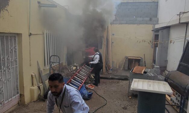 (VIDEO) Policías viales atienden incendio en domicilio y rescatan a hombre