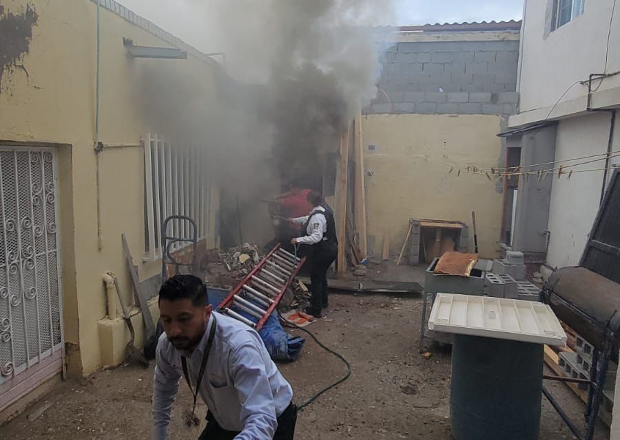(VIDEO) Policías viales atienden incendio en domicilio y rescatan a hombre