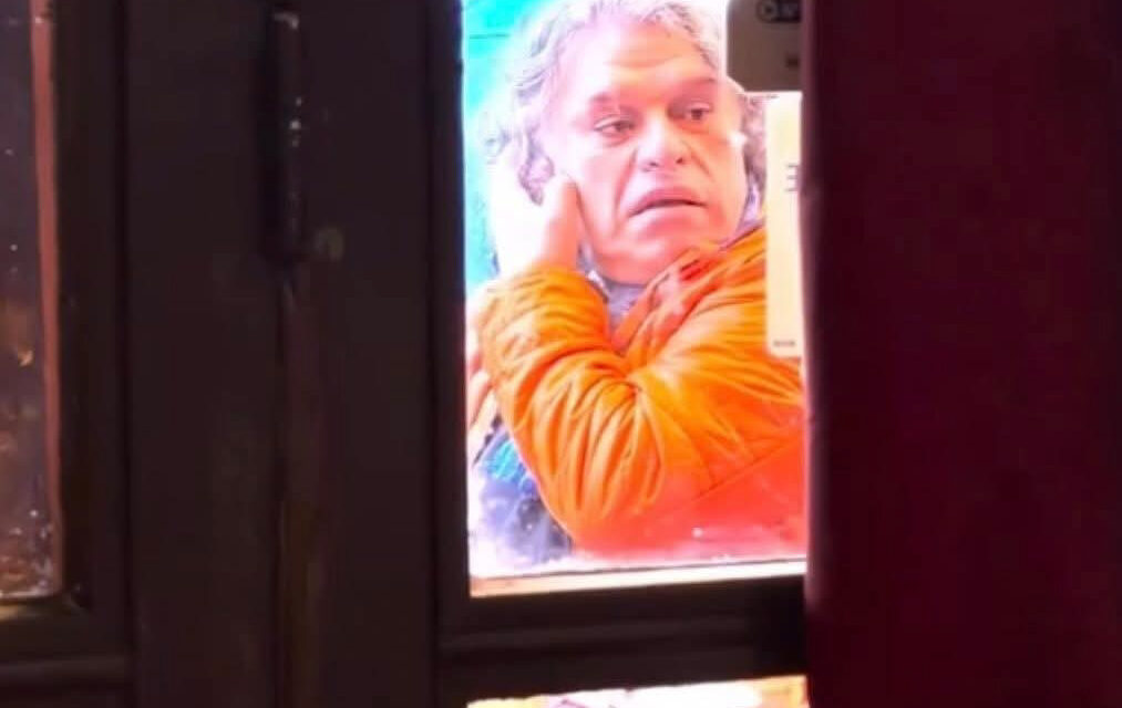 ¡Juan Gabriel “revive” en París! O al menos su clon francés que toma café sin saber que es viral