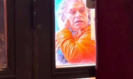 ¡Juan Gabriel “revive” en París! O al menos su clon francés que toma café sin saber que es viral