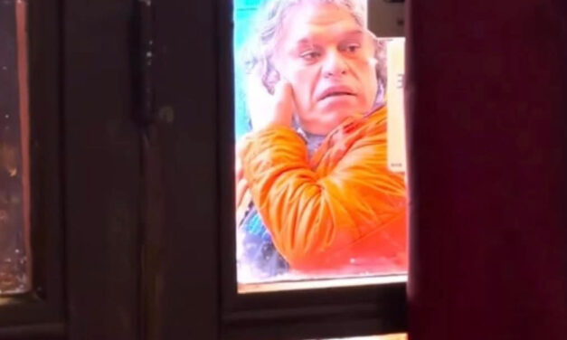 ¡Juan Gabriel “revive” en París! O al menos su clon francés que toma café sin saber que es viral