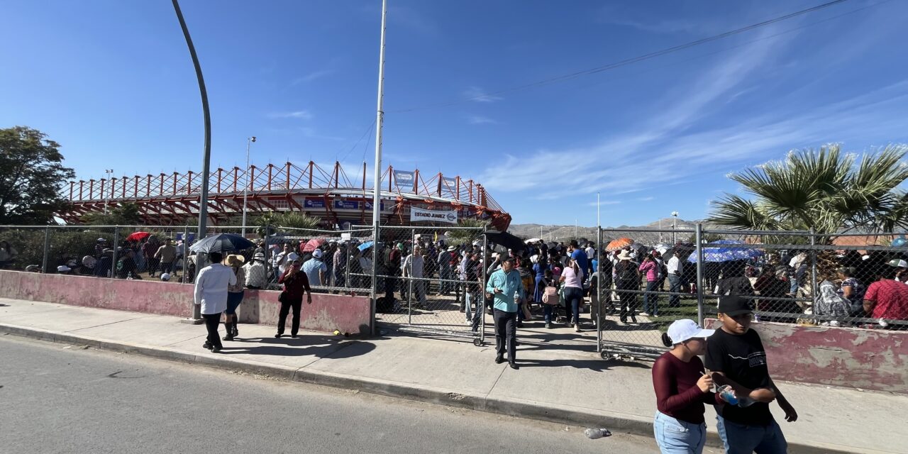 Miles de juarenses esperan bajo el sol la llegada de Claudia Sheinbaum al Estadio Juárez Vive