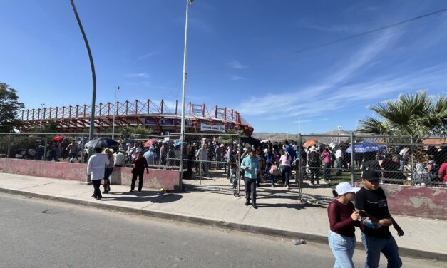 Miles de juarenses esperan bajo el sol la llegada de Claudia Sheinbaum al Estadio Juárez Vive