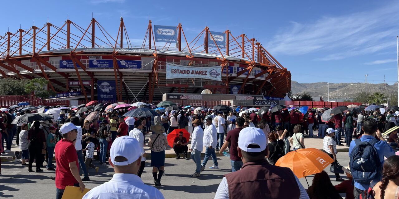 Miles de juarenses esperan bajo el sol la llegada de Claudia Sheinbaum al Estadio Juárez Vive