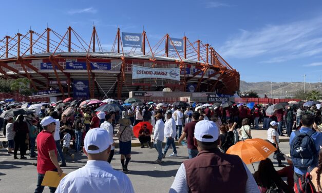 Miles de juarenses esperan bajo el sol la llegada de Claudia Sheinbaum al Estadio Juárez Vive