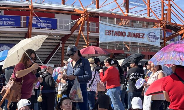 Miles de juarenses esperan bajo el sol la llegada de Claudia Sheinbaum al Estadio Juárez Vive