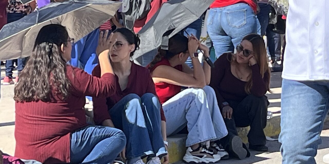 Miles de juarenses esperan bajo el sol la llegada de Claudia Sheinbaum al Estadio Juárez Vive