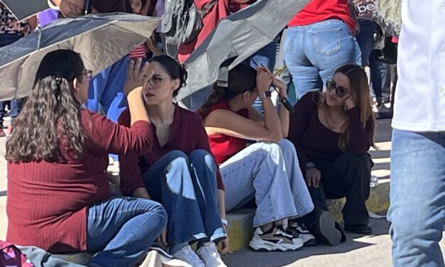 Miles de juarenses esperan bajo el sol la llegada de Claudia Sheinbaum al Estadio Juárez Vive