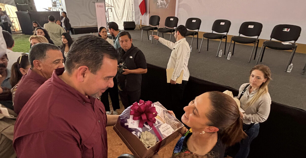 Entregó Cruz Pérez Cuéllar obsequios a la presidenta Claudia Sheinbaum preparados por mujeres indígenas juarenses
