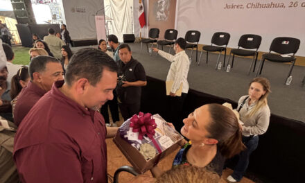 Entregó Cruz Pérez Cuéllar obsequios a la presidenta Claudia Sheinbaum preparados por mujeres indígenas juarenses