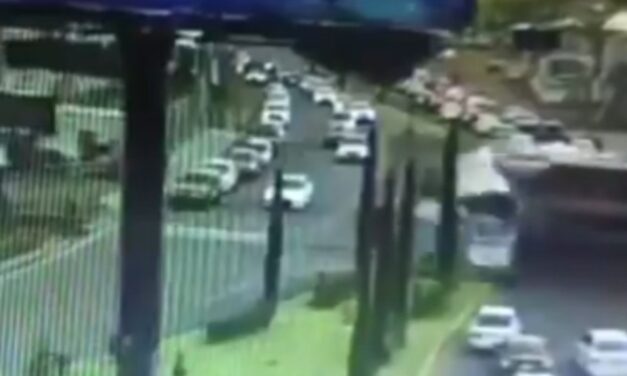 Choque entre tren y autobús deja 8 muertos en Atlacomulco