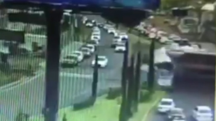 Choque entre tren y autobús deja 8 muertos en Atlacomulco