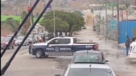 (VIDEO) ¡RÍO DE AGUA SE TRAGA EL BULEVAR DÍAZ ORDAZ EN TIJUANA! Vehículos arrastrados y caos total