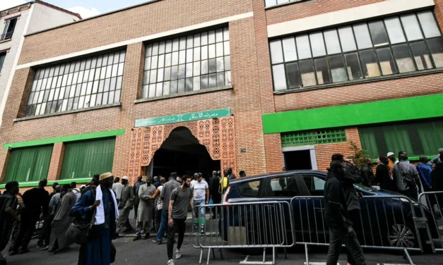 Cabezas de cerdo aparecen frente a mezquitas en París; autoridades investigan incitación al odio