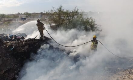 Bomberos sofocan incendio en terreno baldío de la colonia Nueva Democracia