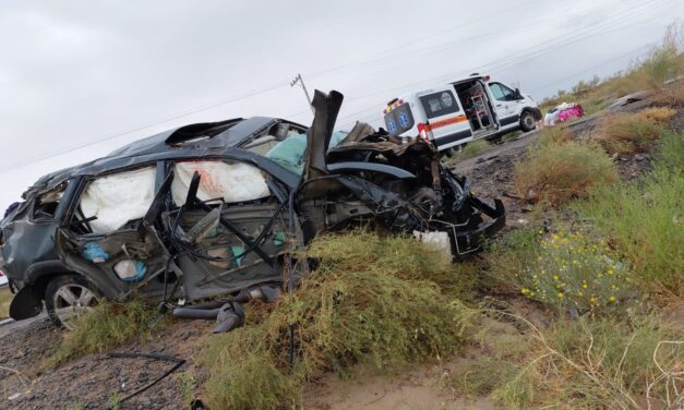 Rescate atiende volcadura en la carretera Juárez–Chihuahua; una persona fallece y dos más resultan lesionadas