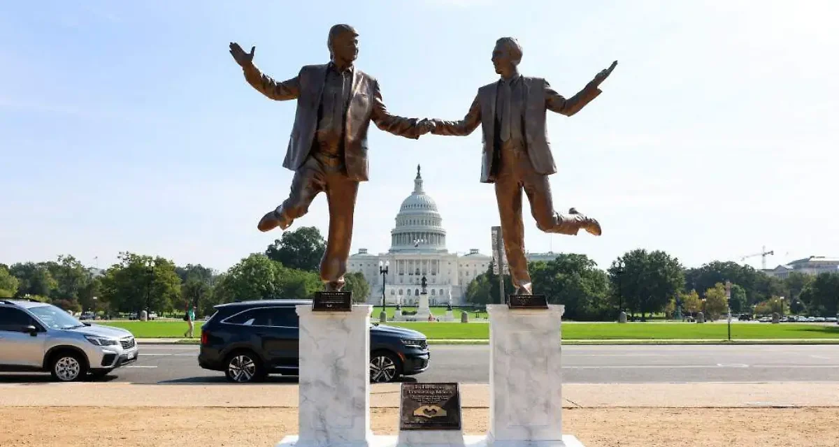 Instalan polémica escultura de Trump y Jeffrey Epstein en Washington D.C.