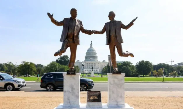 Instalan polémica escultura de Trump y Jeffrey Epstein en Washington D.C.